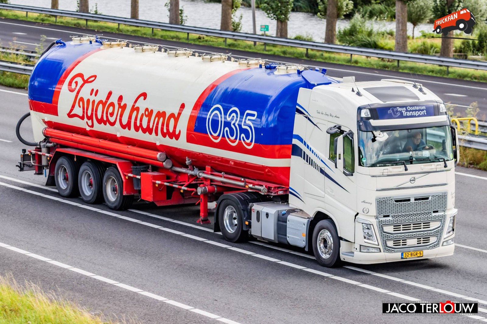 Volvo FH met Zijderhand silotrailer op de snelweg